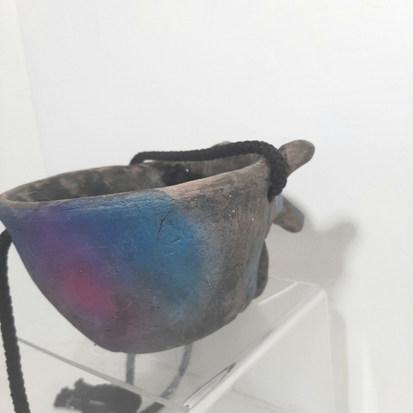 Signed Canadian Artist "Walker" hanging whimsical art pottery planter. - Picture 5 of 8